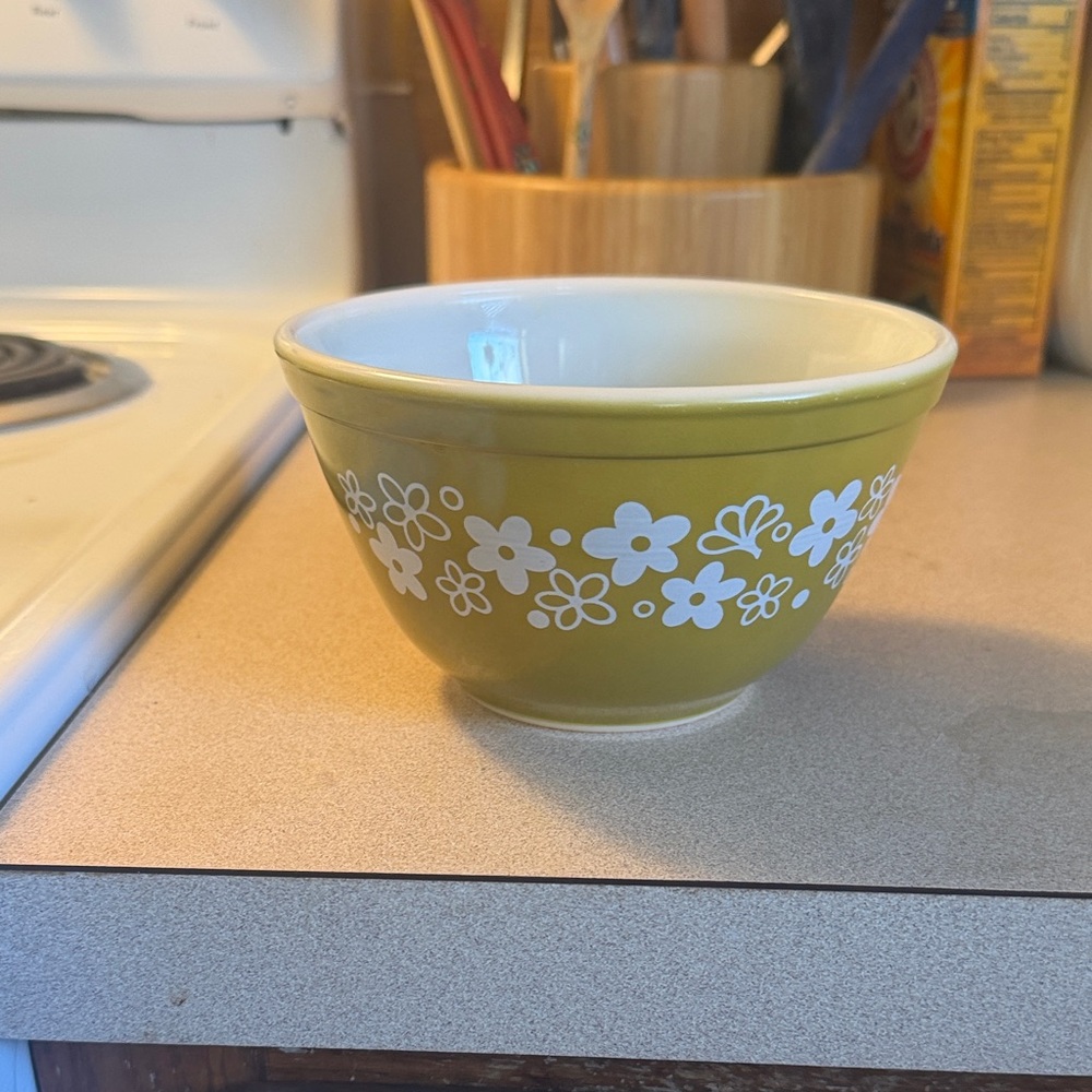 Vintage lazy daisy PYREX bowl
